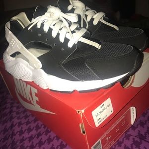 7y Nike White and Black Huaraches